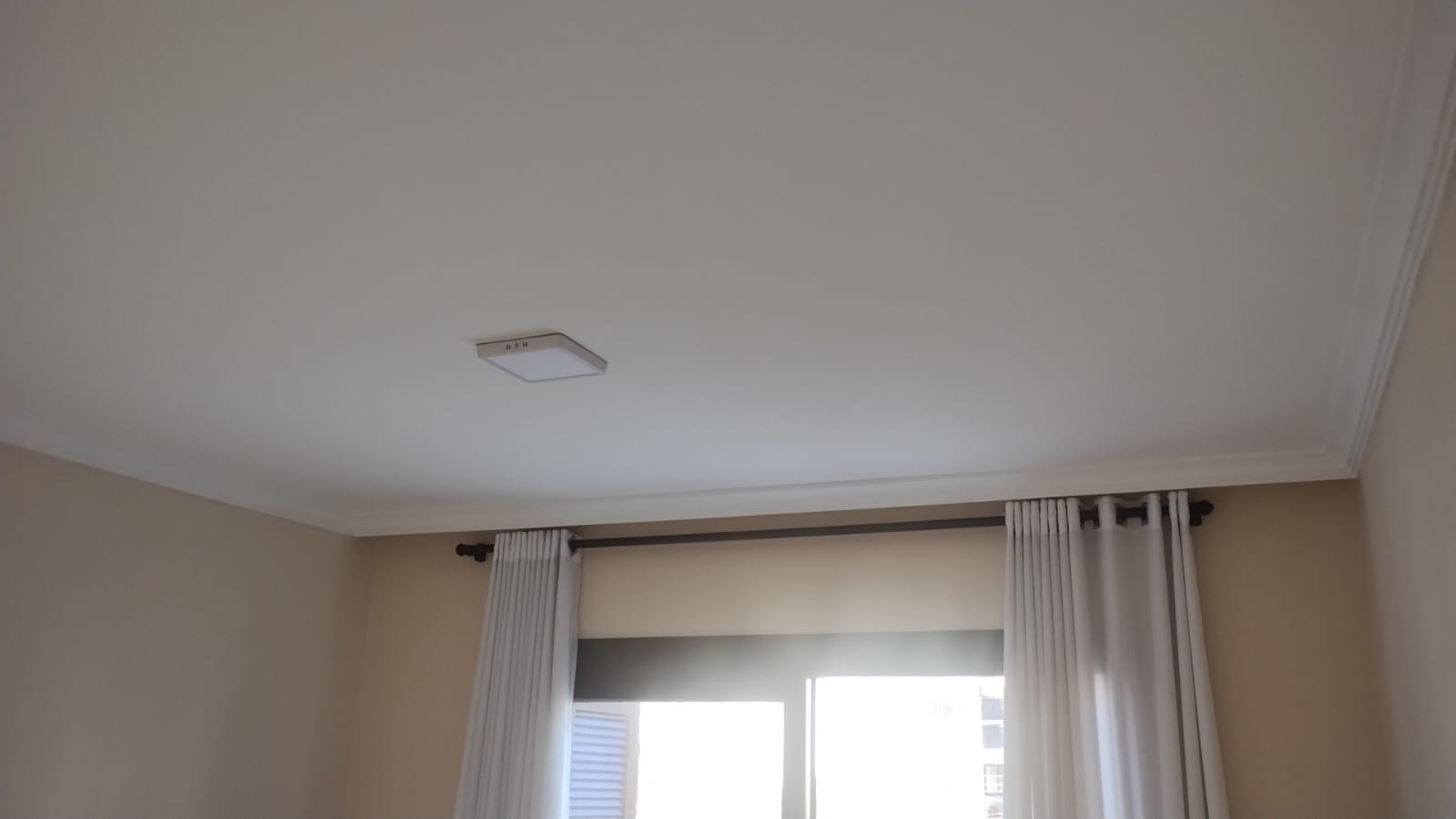 Profissional pintando parede com rolo